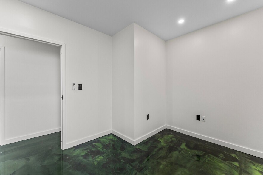 More Photos Of 2988 George Washington Memorial Hwy, Hayes Office For Sale