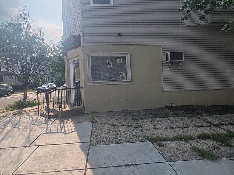 More Photos Of 17 Maolis Ave, Bloomfield Storefront Retail Residential For Sale