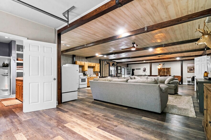 More Photos Of 11155 Hubbard Rd, Kansas City Flex For Sale