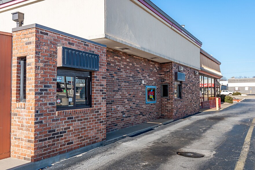 More Photos Of 1272 E Battlefield St, Springfield Restaurant For Lease