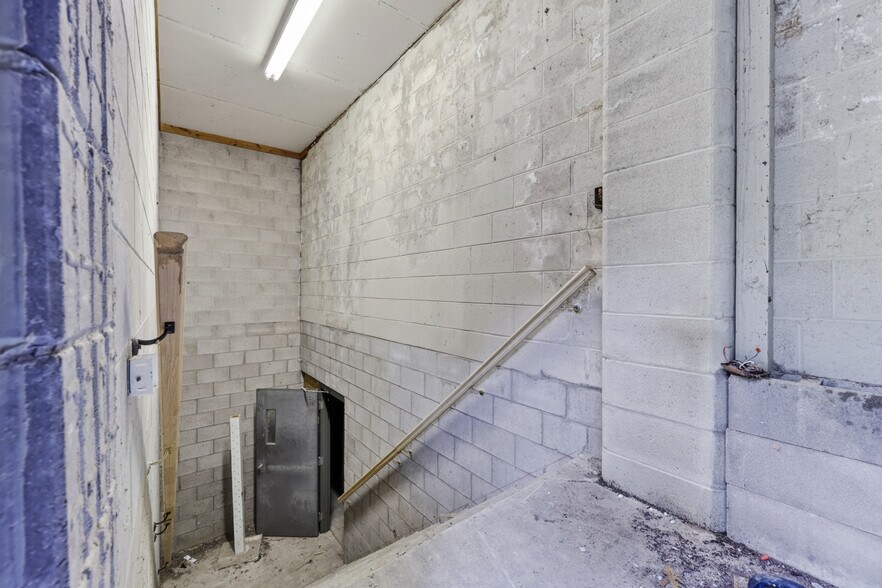 More Photos Of 1006 E Colby St, Whitehall Storefront Retail Office For Sale