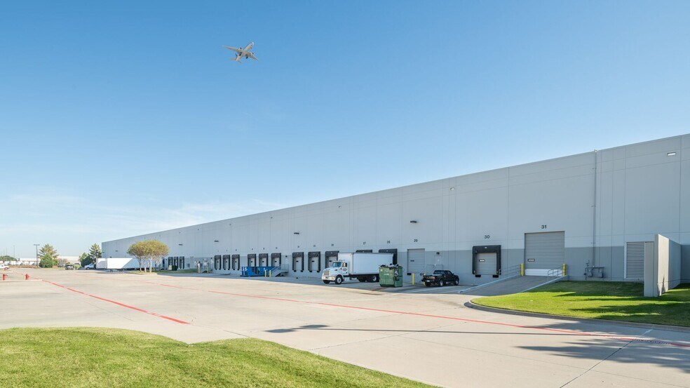 More Photos Of 925 Freeport Pky, Coppell Warehouse For Lease