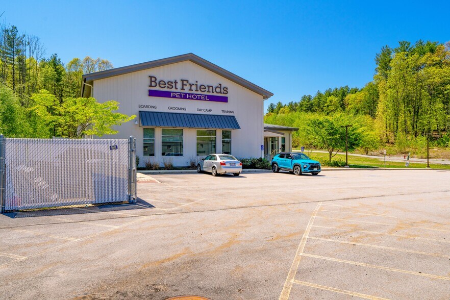 More Photos Of 2 Technology Dr, Tyngsborough Veterinarian Kennel For Sale