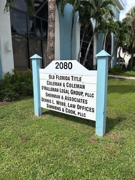 More Photos Of 2080 McGregor Blvd, Fort Myers Office For Lease