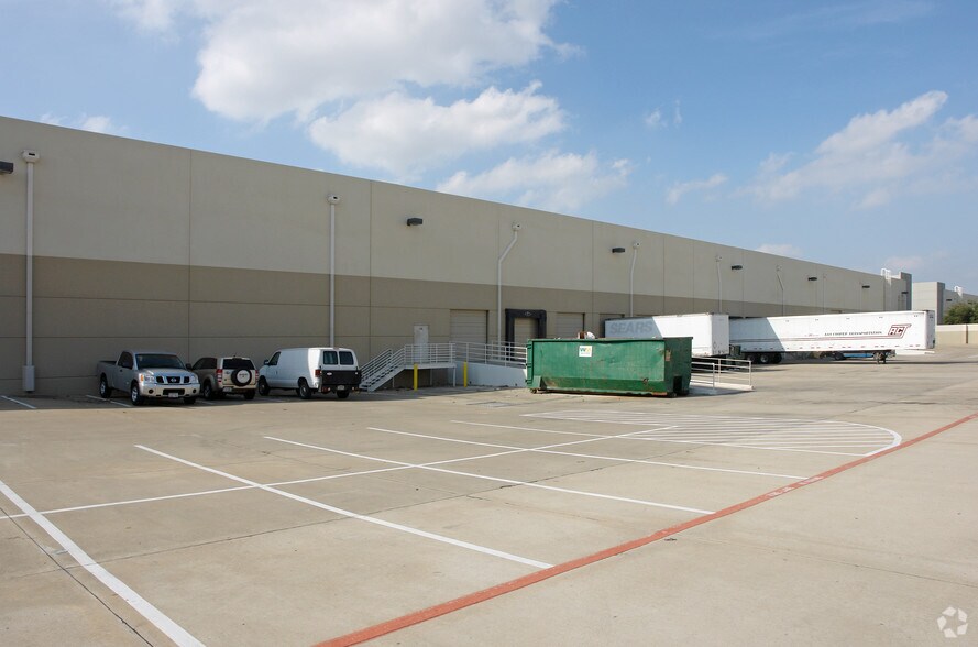 More Photos Of 800 Freeport Pky, Coppell Distribution For Lease