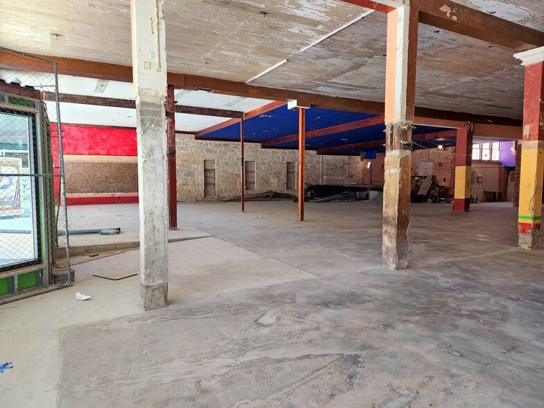 More Photos Of 333-341 W Commerce St, San Antonio Storefront For Lease