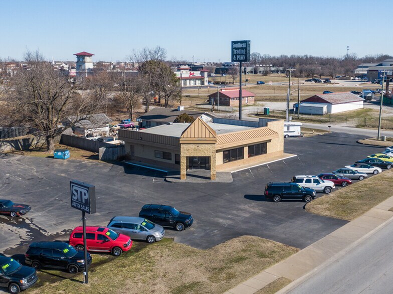 More Photos Of 200 SW Regional Airport Blvd, Bentonville Freestanding For Sale