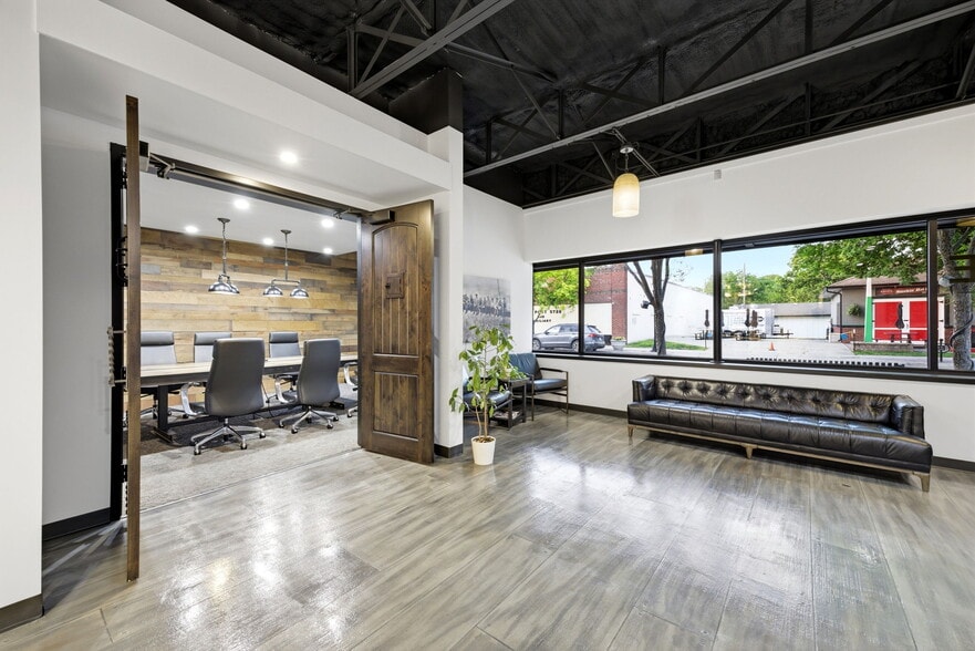 More Photos Of 326 SE Douglas St, Lees Summit Office For Sale