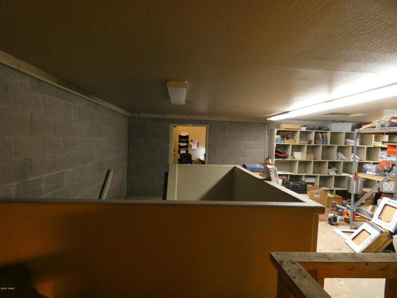 More Photos Of 3600 W White Mountain Blvd, Lakeside Showroom For Sale