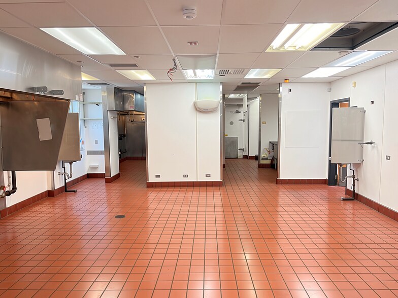More Photos Of 1914 W 79th St, Chicago Freestanding For Lease