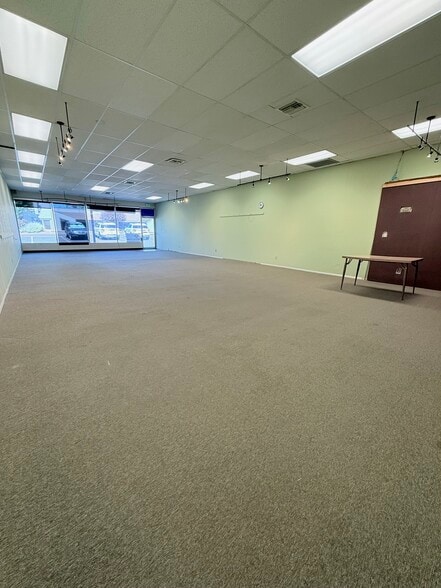 More Photos Of 2540-2570 N 4th St, Flagstaff Department Store For Lease