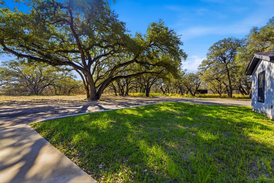 More Photos Of 5683 US Highway 181 N, Floresville Office For Sale
