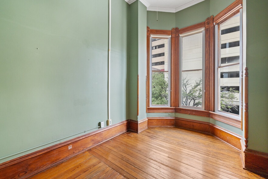 More Photos Of 109 E 10th St, Austin Loft Creative Space For Sale