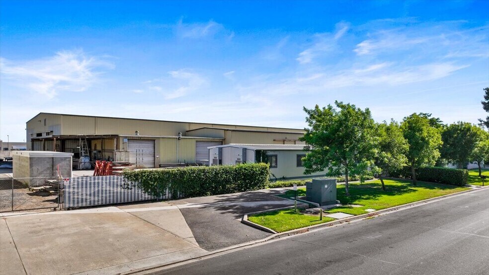 More Photos Of 521 Hi Tech Pky, Oakdale Manufacturing For Lease