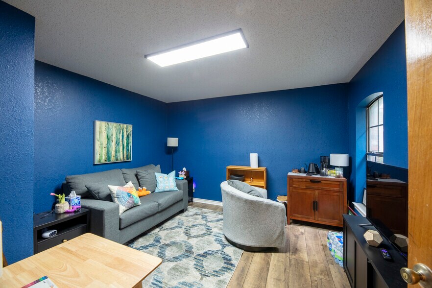 More Photos Of 1005 N Elm St, Denton Office For Lease