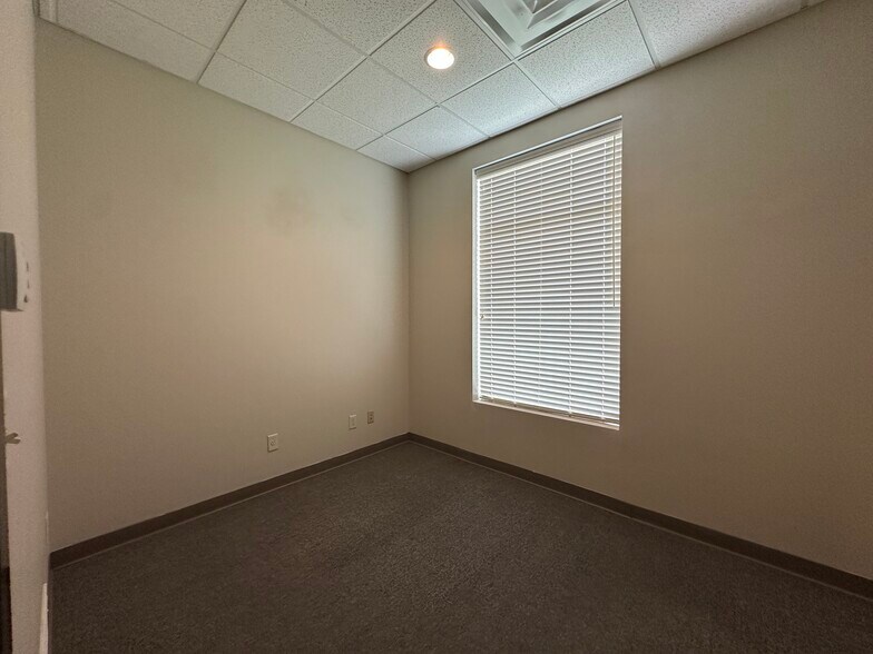 More Photos Of 673 Westbury Dr, Iowa City Storefront Retail Office For Sale