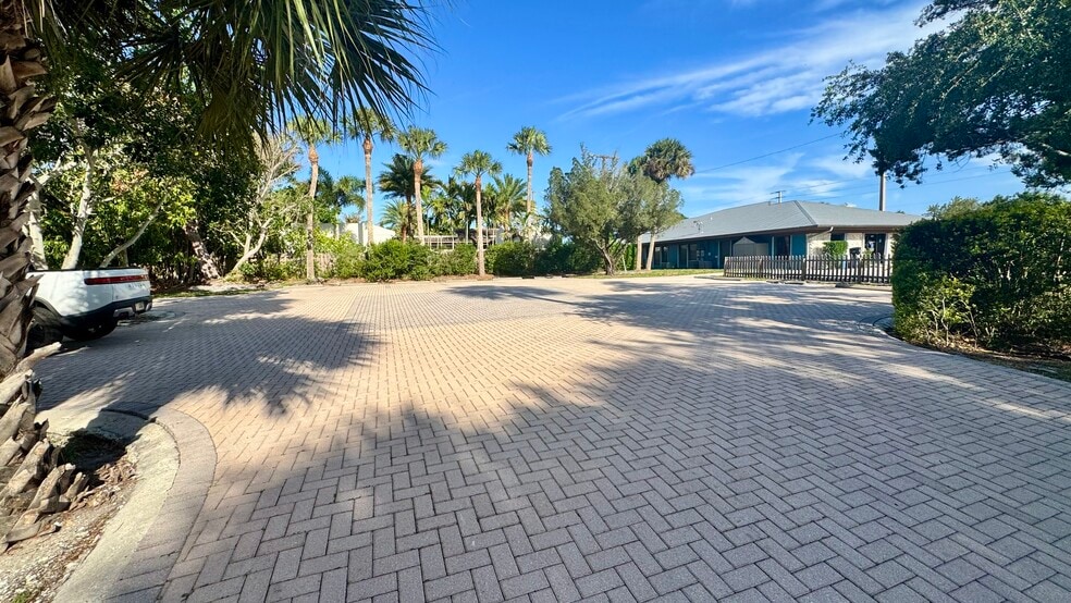 More Photos Of 1027 SE Ocean Blvd, Stuart Office For Lease