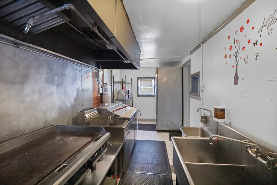 More Photos Of 1850 Easton Blvd, Des Moines Storefront Retail Residential For Sale