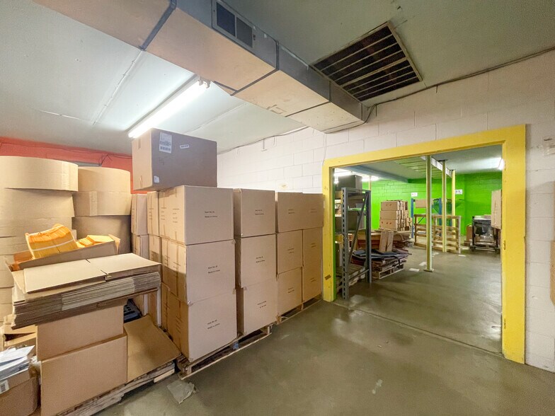 More Photos Of 2303 SE 14th St, Des Moines Warehouse For Lease