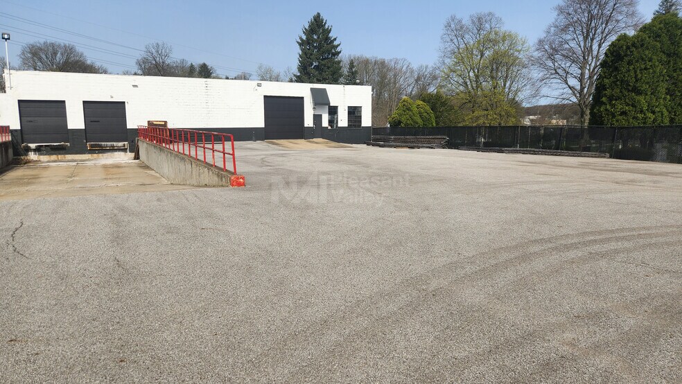 More Photos Of 3775 Mogadore Rd, Mogadore Showroom For Lease