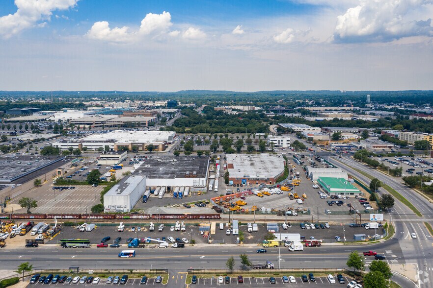 More Photos Of 99 Commercial Ave, Garden City Land For Lease