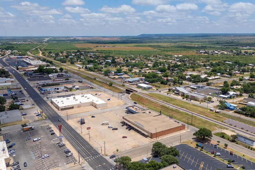 More Photos Of 500-511 E Broadway St, Sweetwater Storefront For Sale