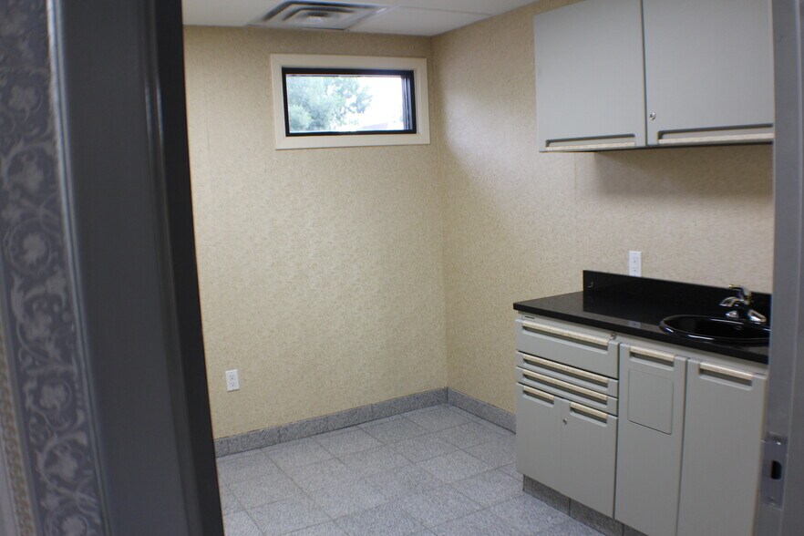 More Photos Of 1637 N Eastman Rd, Kingsport Office For Lease