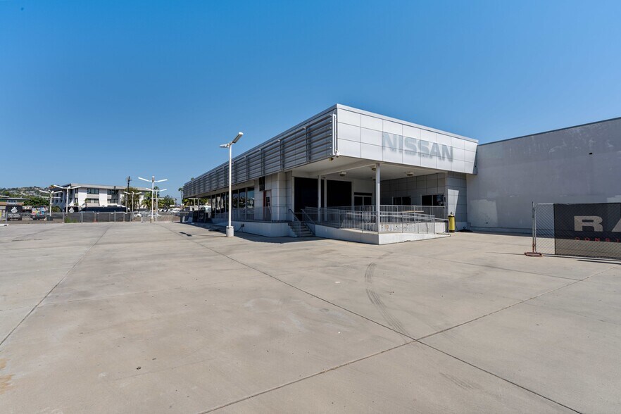 Primary Photo Of 4433 Mission Bay Dr, San Diego Auto Dealership For Lease