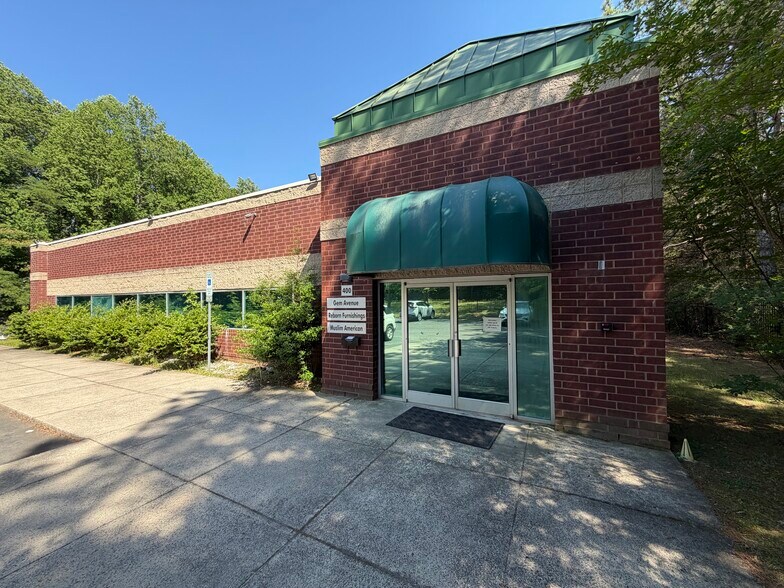 Primary Photo Of 400 E Arrowhead Dr, Charlotte Warehouse For Lease