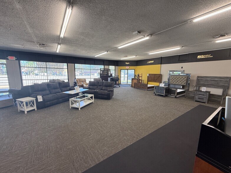 More Photos Of 1404 W Gentry Pky, Tyler Freestanding For Sale