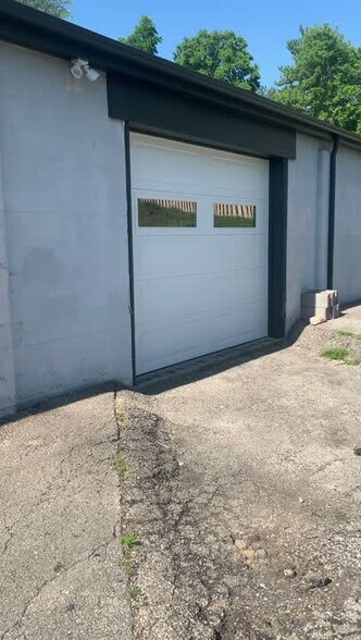 Primary Photo Of 1112 S Morton St, Bloomington Service For Lease