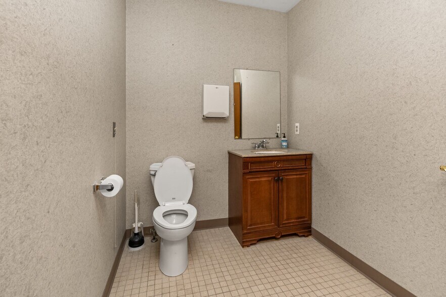 More Photos Of 1481 Pleasant Valley Dr, Manchester Office For Lease