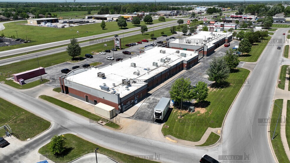 More Photos Of 701-703 N McCroskey St, Nixa Unknown For Lease