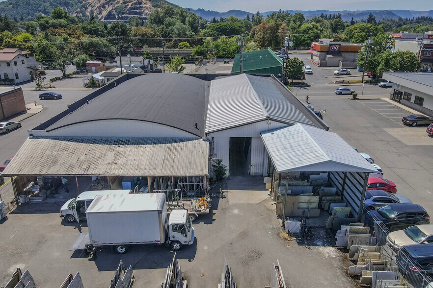 More Photos Of 403 NE Winchester St, Roseburg Freestanding For Sale