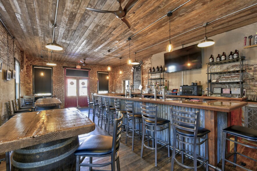 More Photos Of 121 8th St, Colusa Showroom For Sale