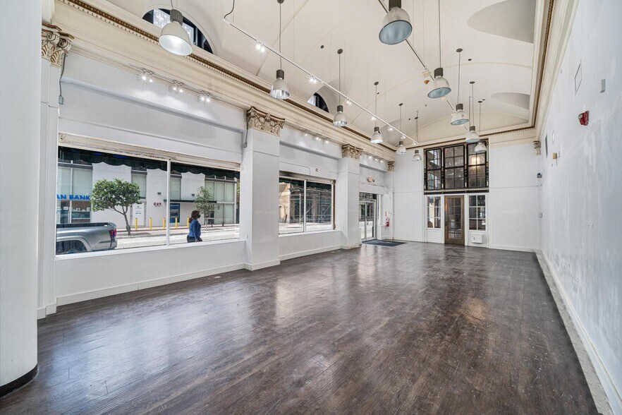 More Photos Of 25 SE 2nd Ave, Miami Office For Lease