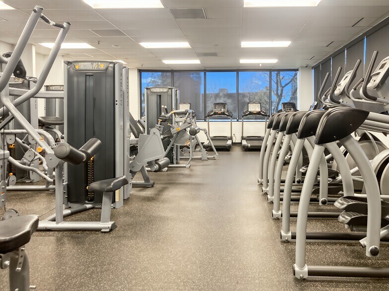 More Photos Of 3131 S Vaughn Way, Aurora Unknown For Lease