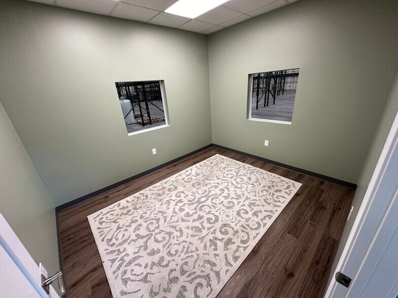 More Photos Of 1209-1215 N FM 3083 Rd E, Conroe Warehouse For Lease
