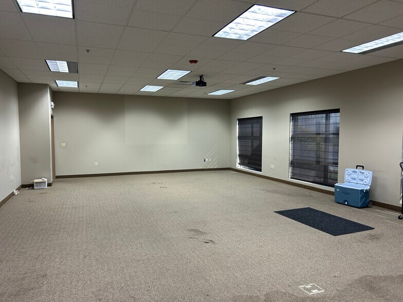 More Photos Of 15 Ritter Way, Lebanon Manufacturing For Lease