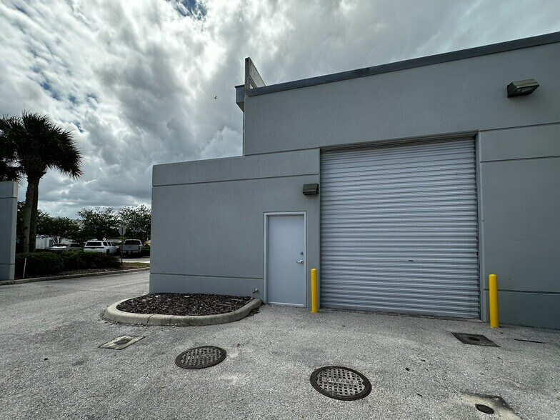 More Photos Of 2500 Drane Field Rd, Lakeland Warehouse For Lease