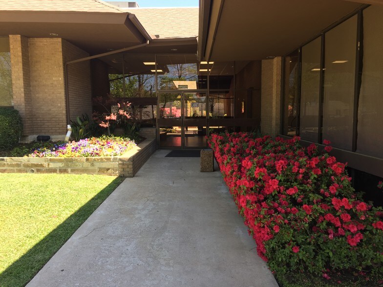 More Photos Of 1121 E Southeast Loop 323, Tyler Office Residential For Lease