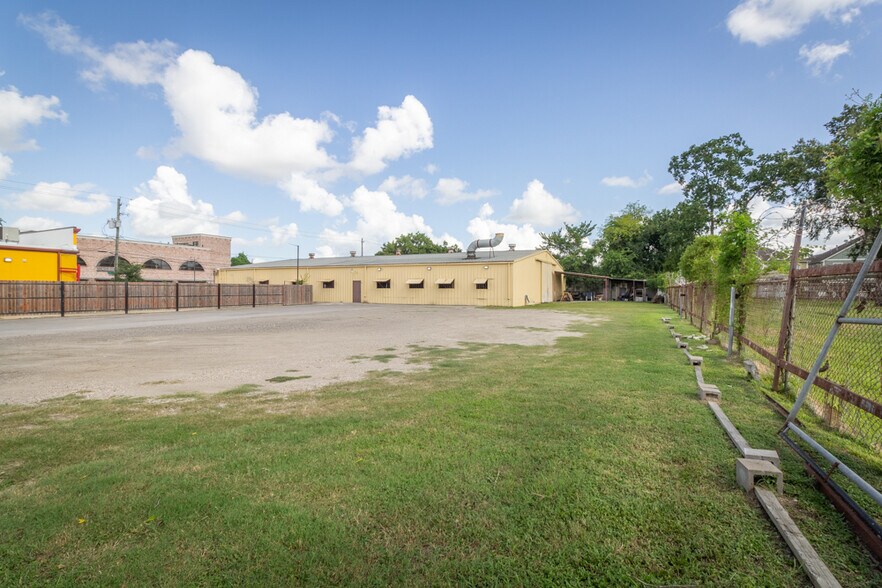 More Photos Of 1624 Airline Dr, Houston Warehouse For Sale