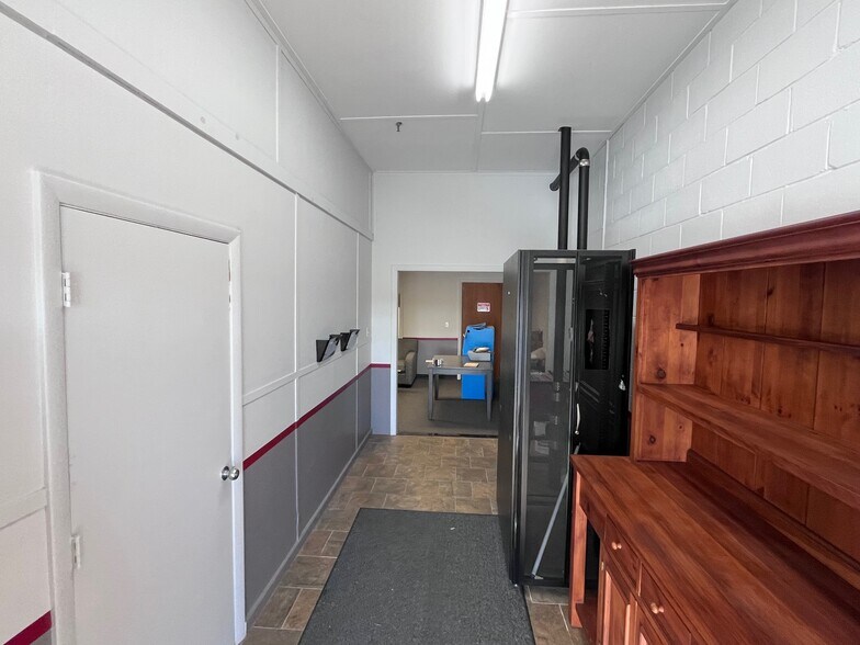 More Photos Of 50 Parker St, Newburyport Manufacturing For Lease