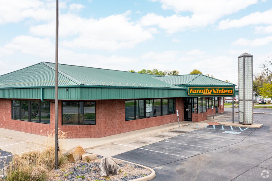 More Photos Of 2011 Charlestown Rd, New Albany Freestanding For Lease