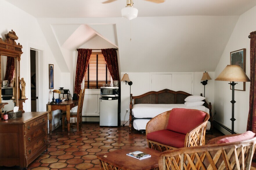 More Photos Of 220 W Manhattan Ave, Santa Fe Hotel For Sale