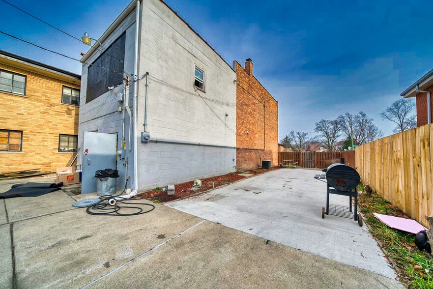 More Photos Of 10325 Cadieux Rd, Detroit Flex For Sale