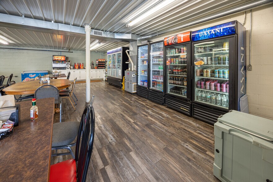 More Photos Of 4053 Hwy E, Oak Ridge Storefront For Sale