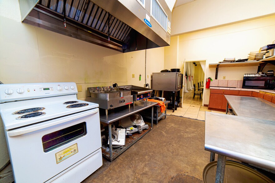 More Photos Of 819 Los Presidentes Ave, Laredo Storefront Retail Office For Sale