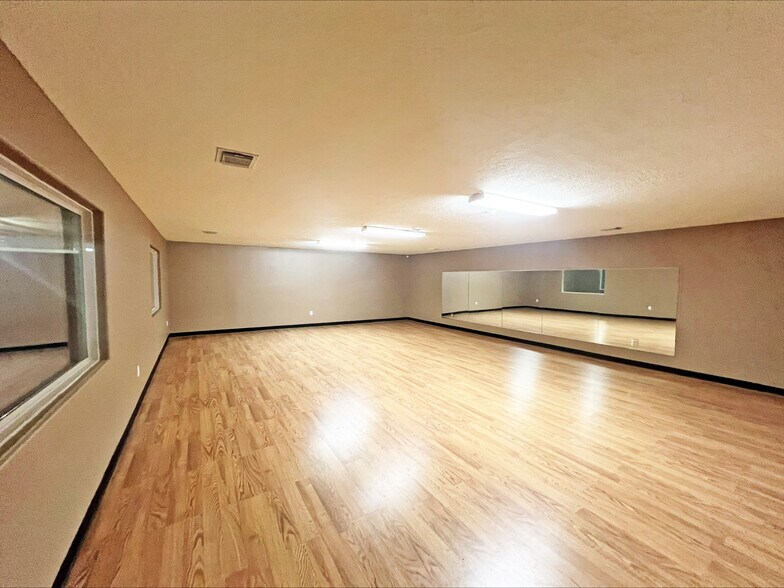 More Photos Of 17155 Old Louetta Rd, Houston Showroom For Sale