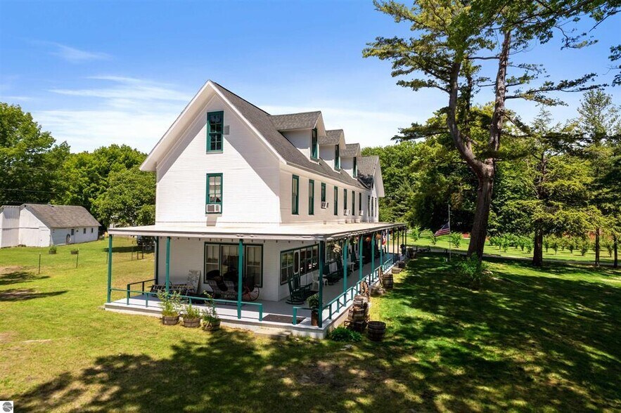 More Photos Of 18599 Mission Rd, Traverse City Hotel For Sale